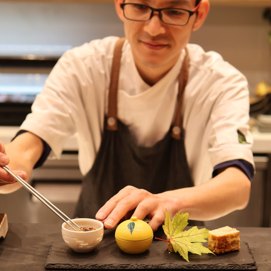 Chef Shinji making hassun traditional Japanese appetisers at Sushi Sei Darling Square
